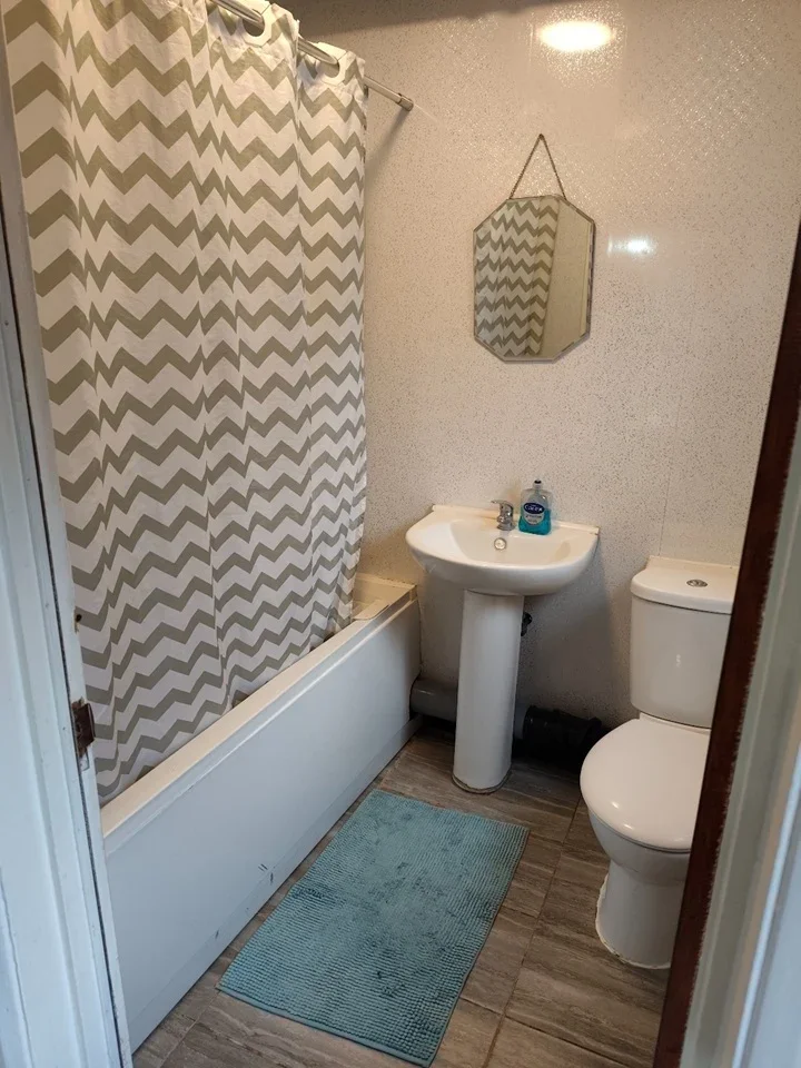 Room Almond Avenue in Greater London