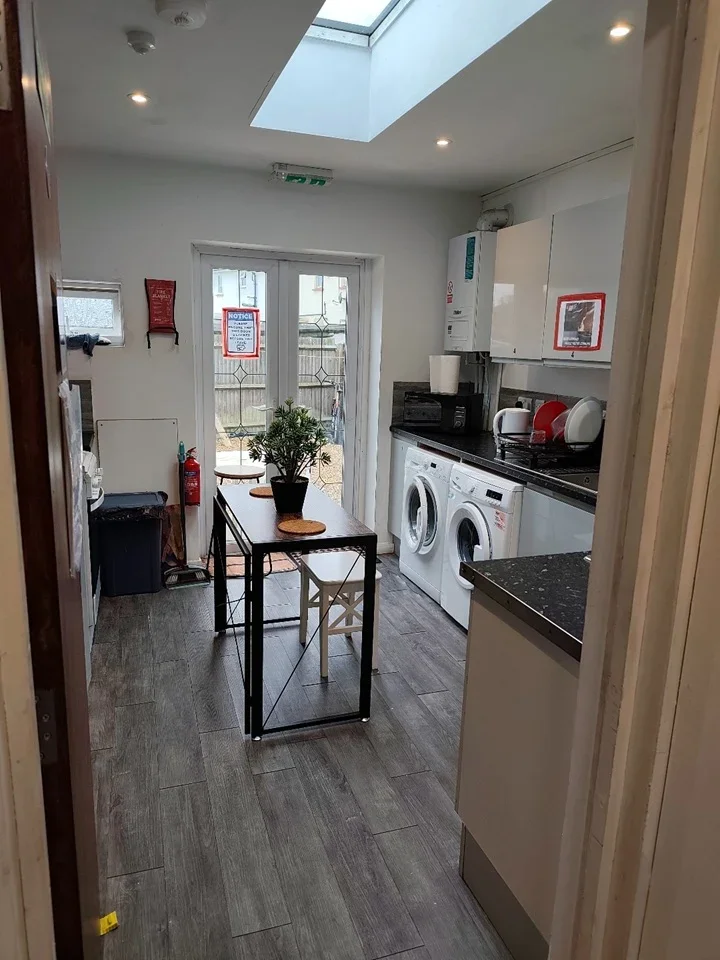 Room Almond Avenue in Greater London