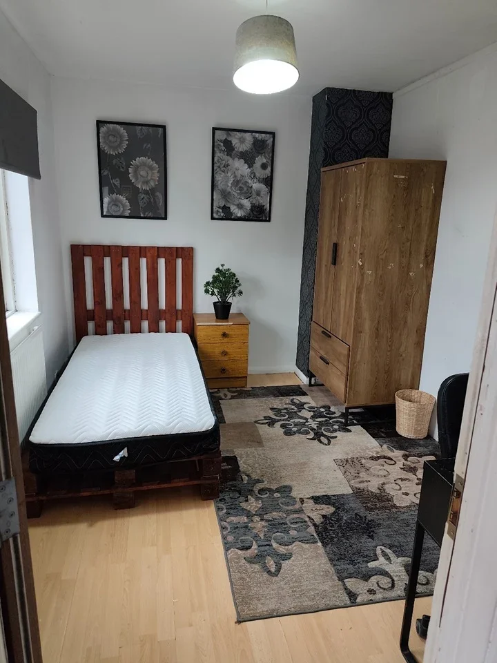 Room Almond Avenue in Greater London