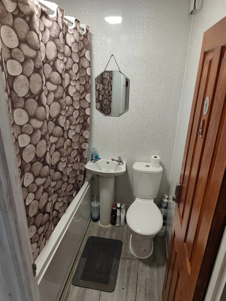 Room Almond Avenue in Greater London
