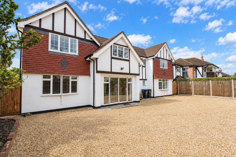 Flat Wych Hill Lane in Woking