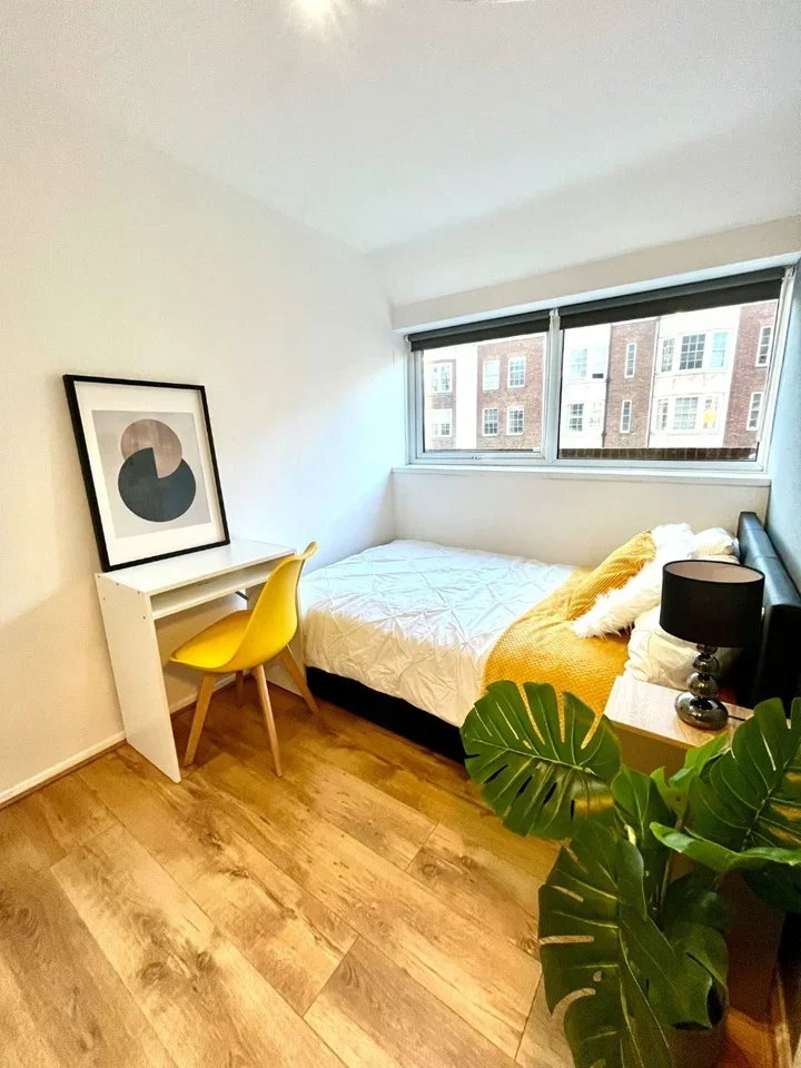 Room Queensway in City of Westminster