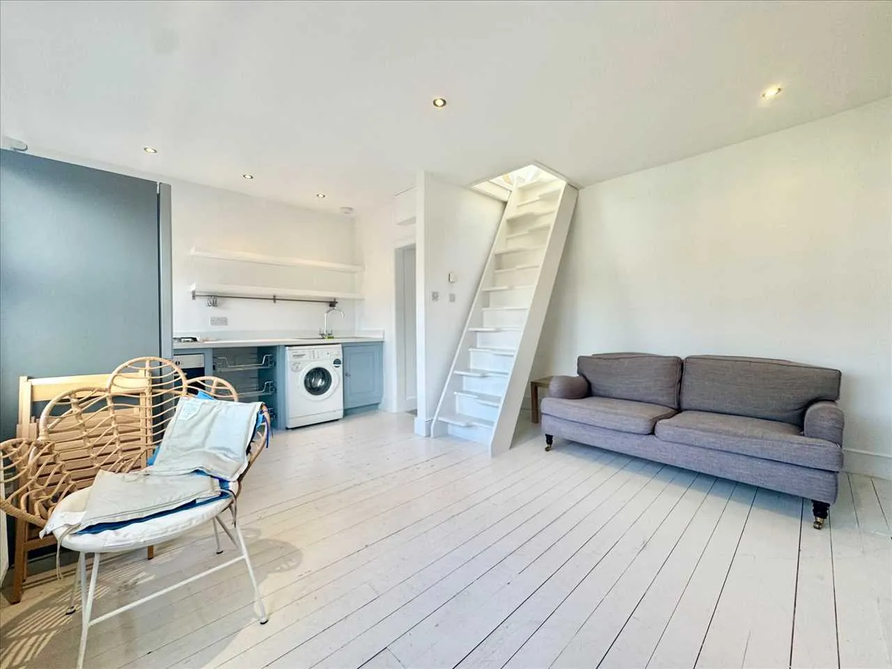 Flat Beversbrook Road in Greater London