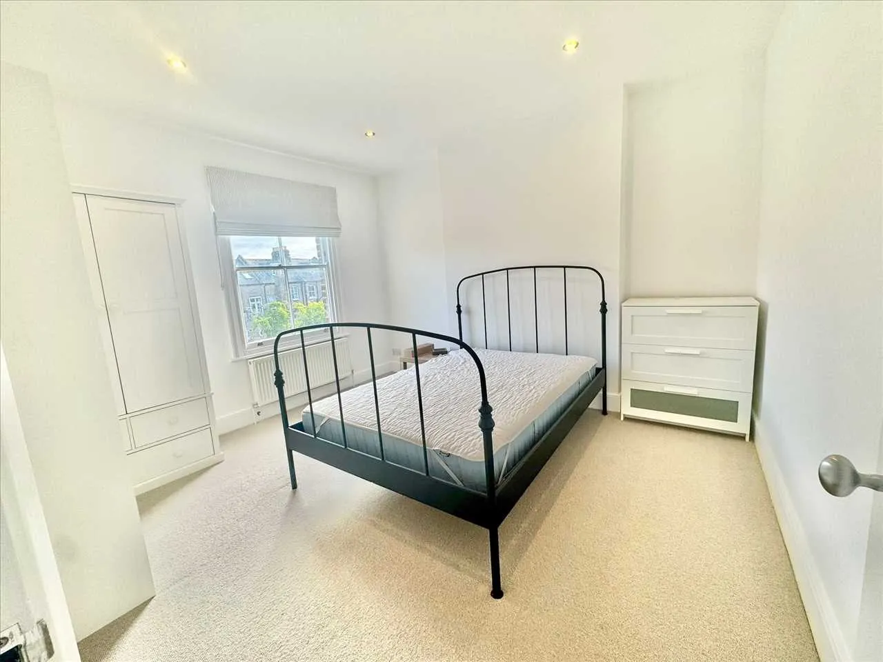 Flat Beversbrook Road in Greater London