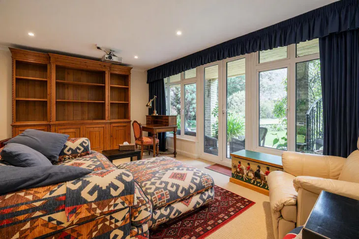 Flat Kennel Avenue in Ascot