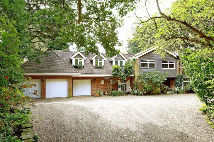 Flat Kennel Avenue in Ascot