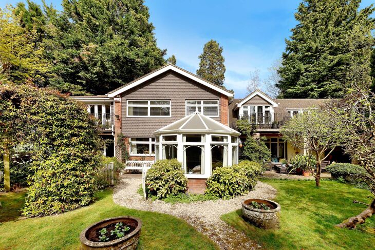 Flat Kennel Avenue in Ascot