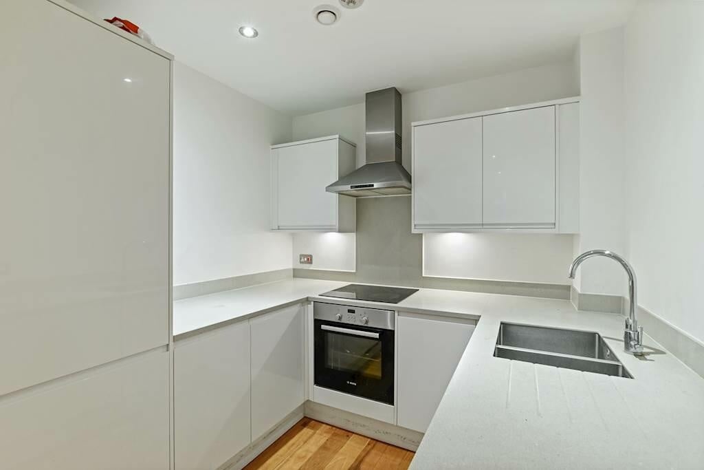 Flat Lansdowne Road in Greater London