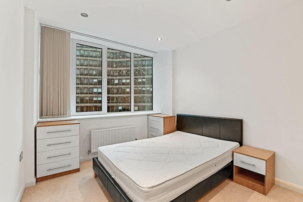 Flat Lansdowne Road in Greater London
