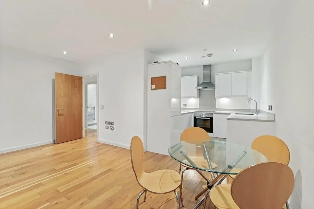 Flat Lansdowne Road in Greater London