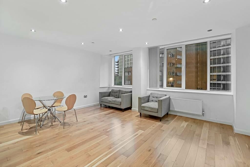 Flat Lansdowne Road in Greater London