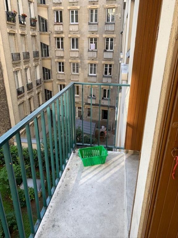 Flat Avenue de Saint-Mandé in Paris