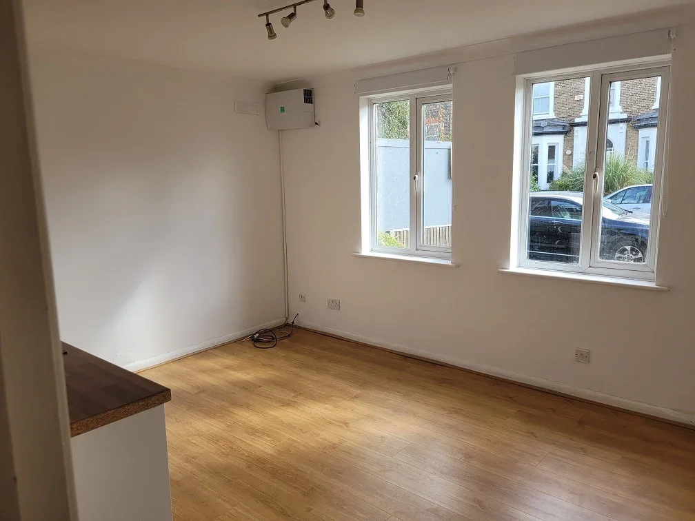 Flat Dagmar Road in Greater London