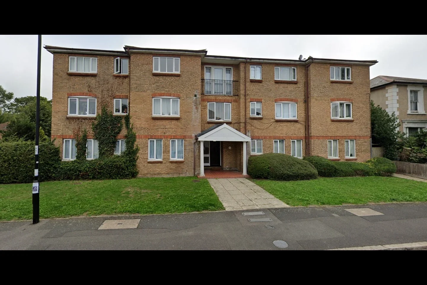 Flat Dagmar Road in Greater London