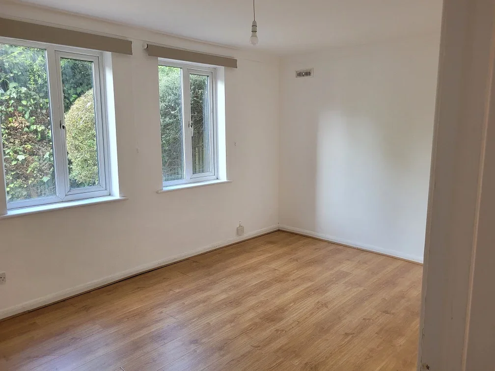 Flat Dagmar Road in Greater London