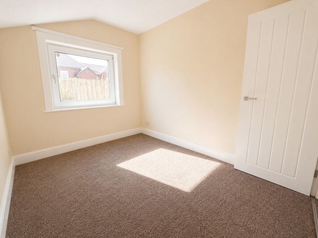 Room Leonard Road in Gosport