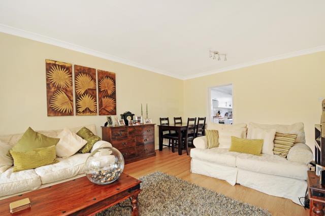 Flat Sheen Road in Greater London