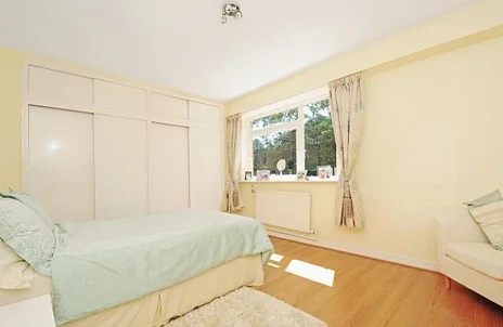 Flat Sheen Road in Greater London