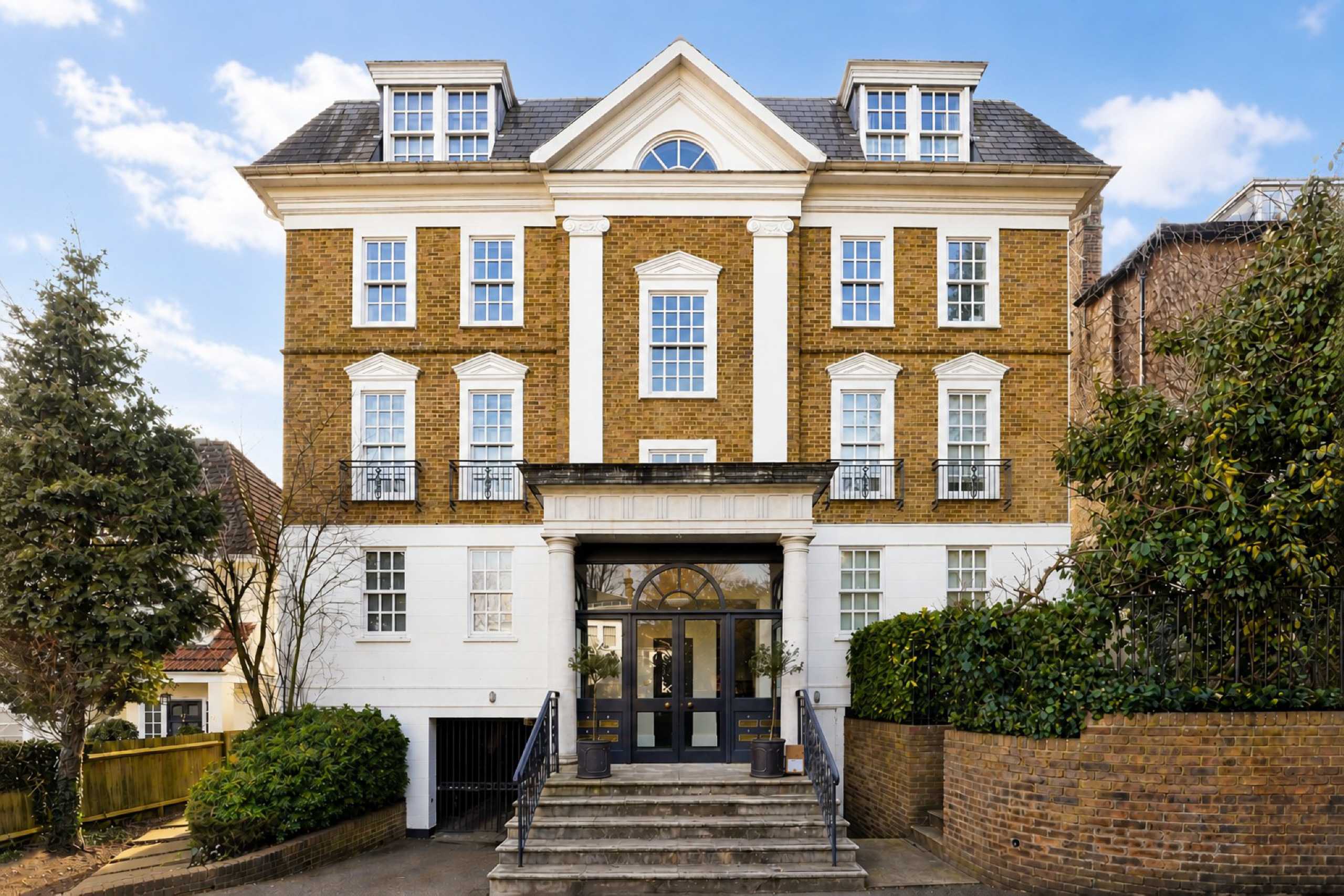 Flat Denmark Avenue in Greater London
