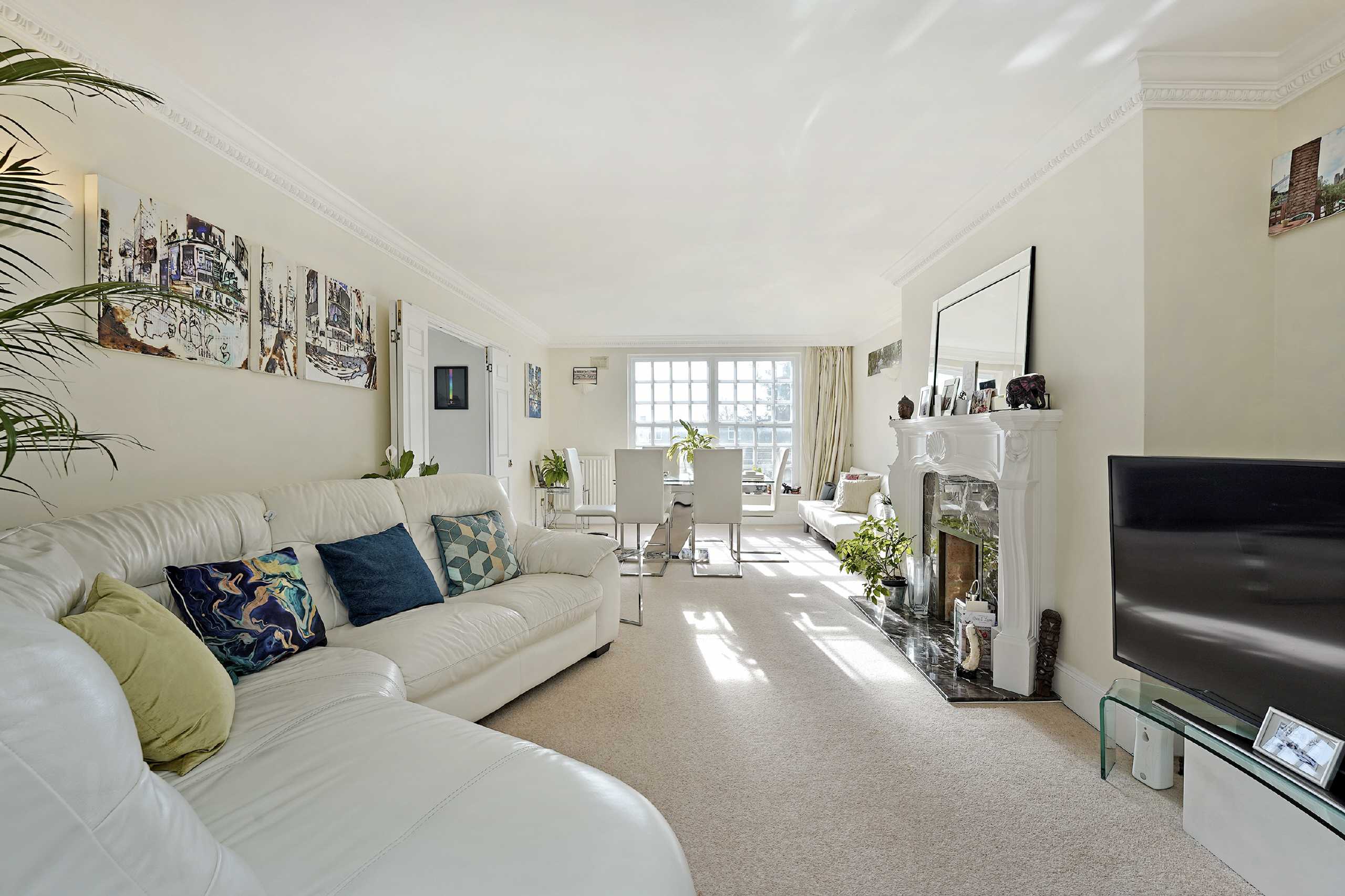 Flat Denmark Avenue in Greater London