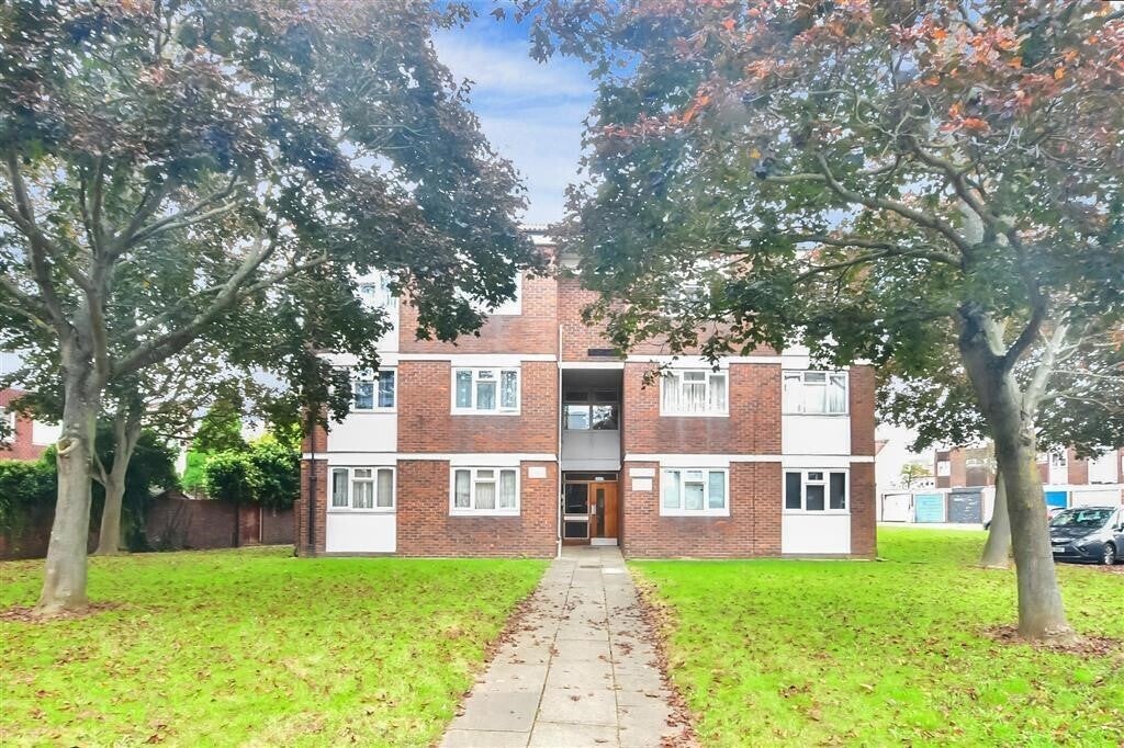 Flat Haldon Close in Greater London
