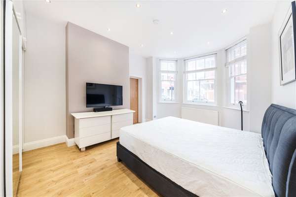 Flat Hammersmith Road in Greater London