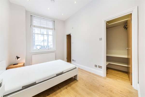 Flat Hammersmith Road in Greater London