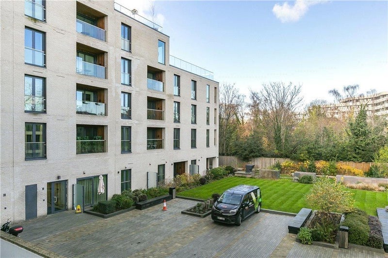 Flat Chiswick High Road in Greater London