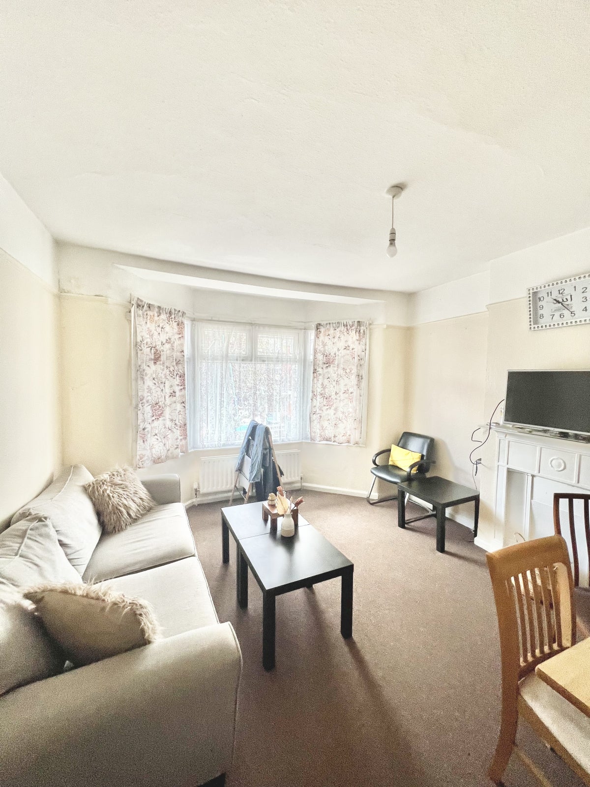 Flat Woodside Road in Greater London
