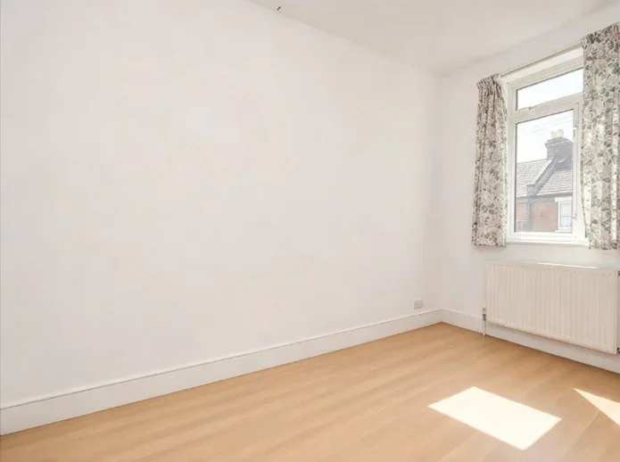 Room Haydons Road in Greater London