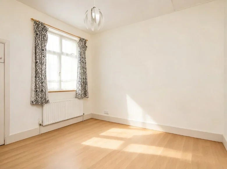 Room Haydons Road in Greater London