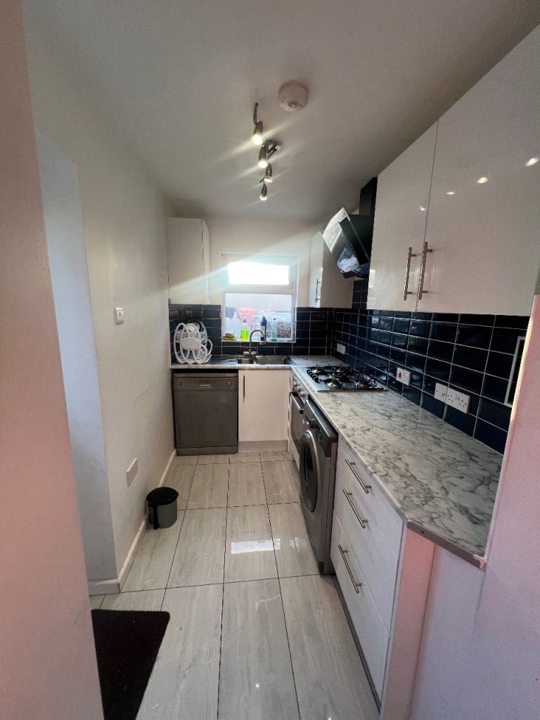 Flat Woodhurst Road in Greater London