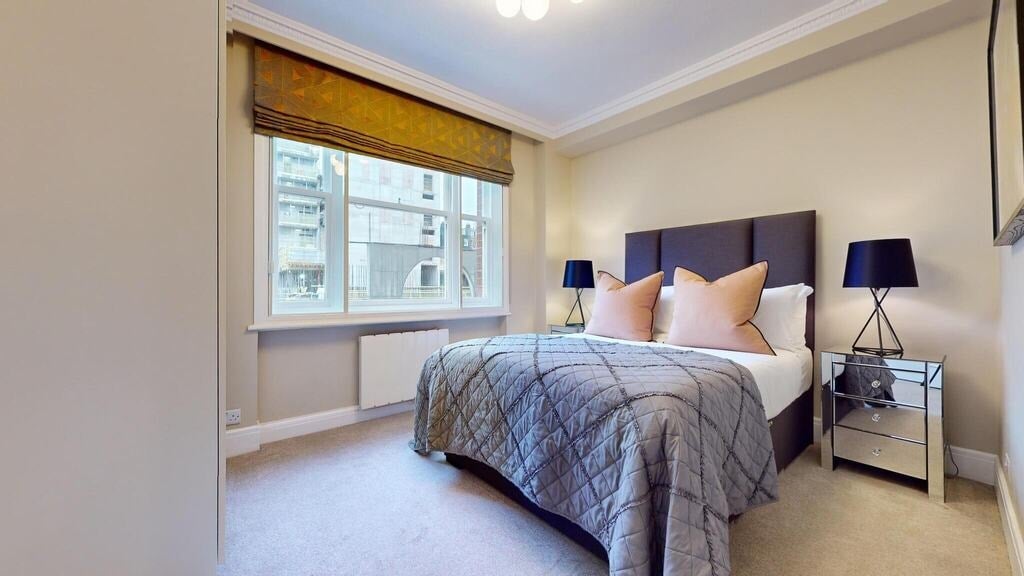 Flat Hill Street in City of Westminster