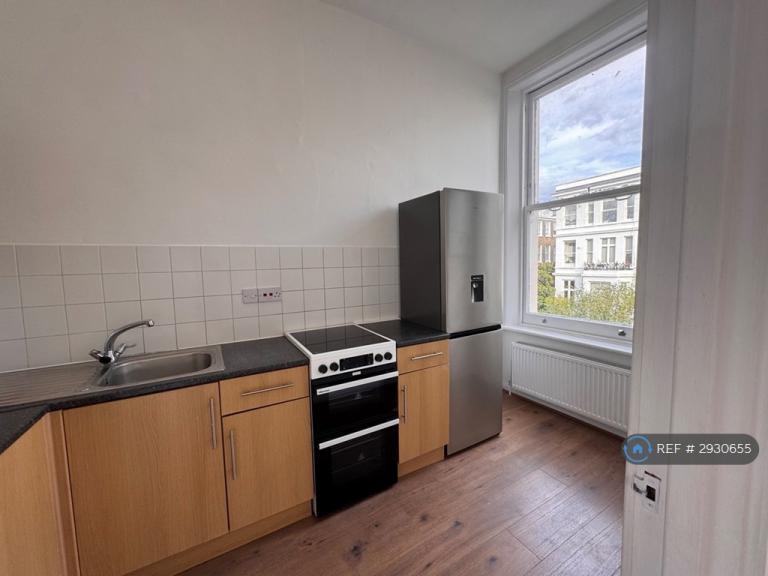 Flat Longridge Road in Greater London