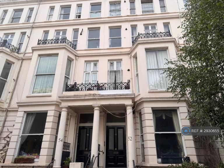 Flat Longridge Road in Greater London