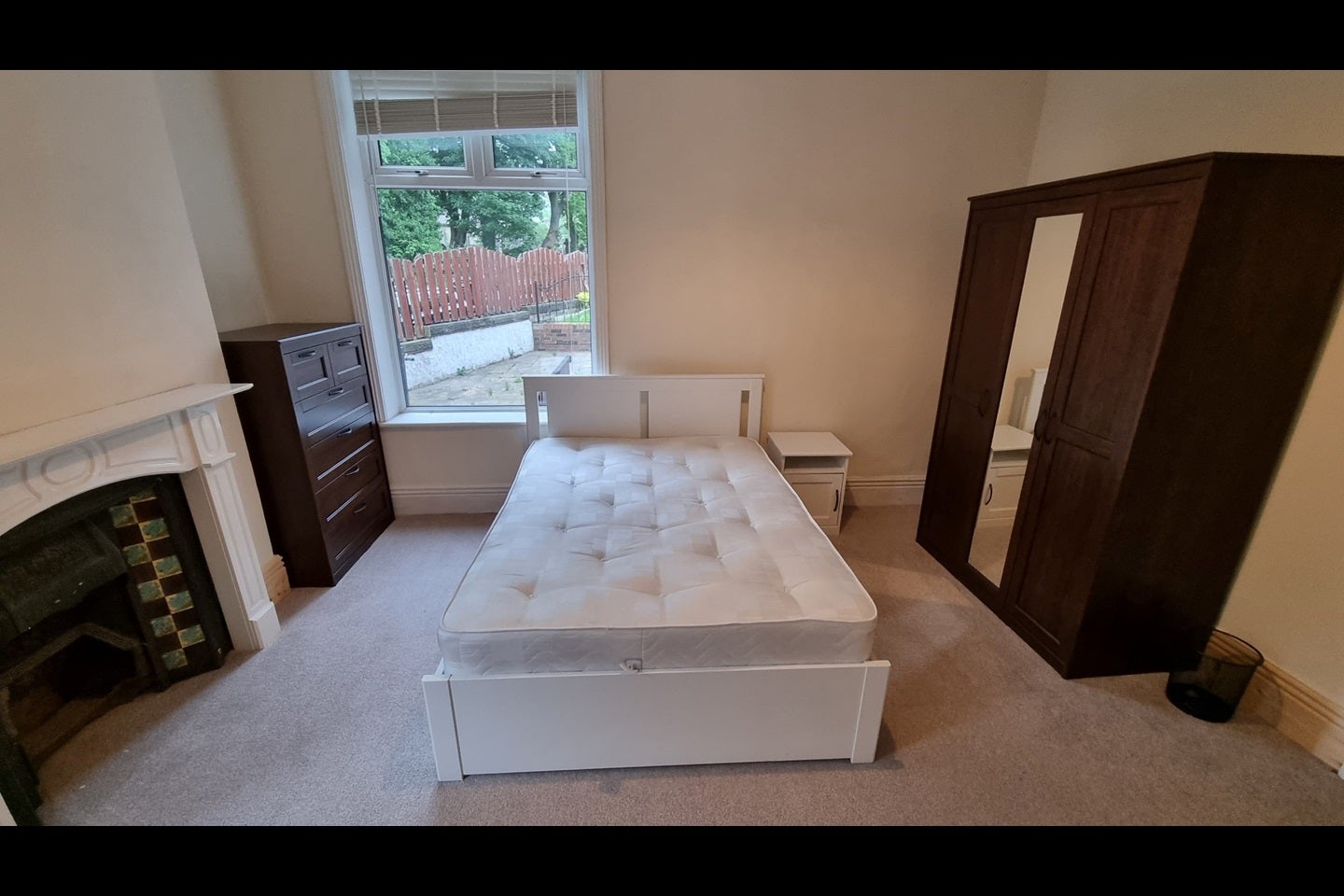 Room Carver Avenue in Bury