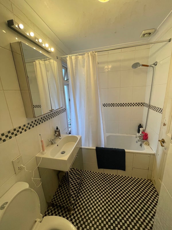 Room Landor Road in Greater London