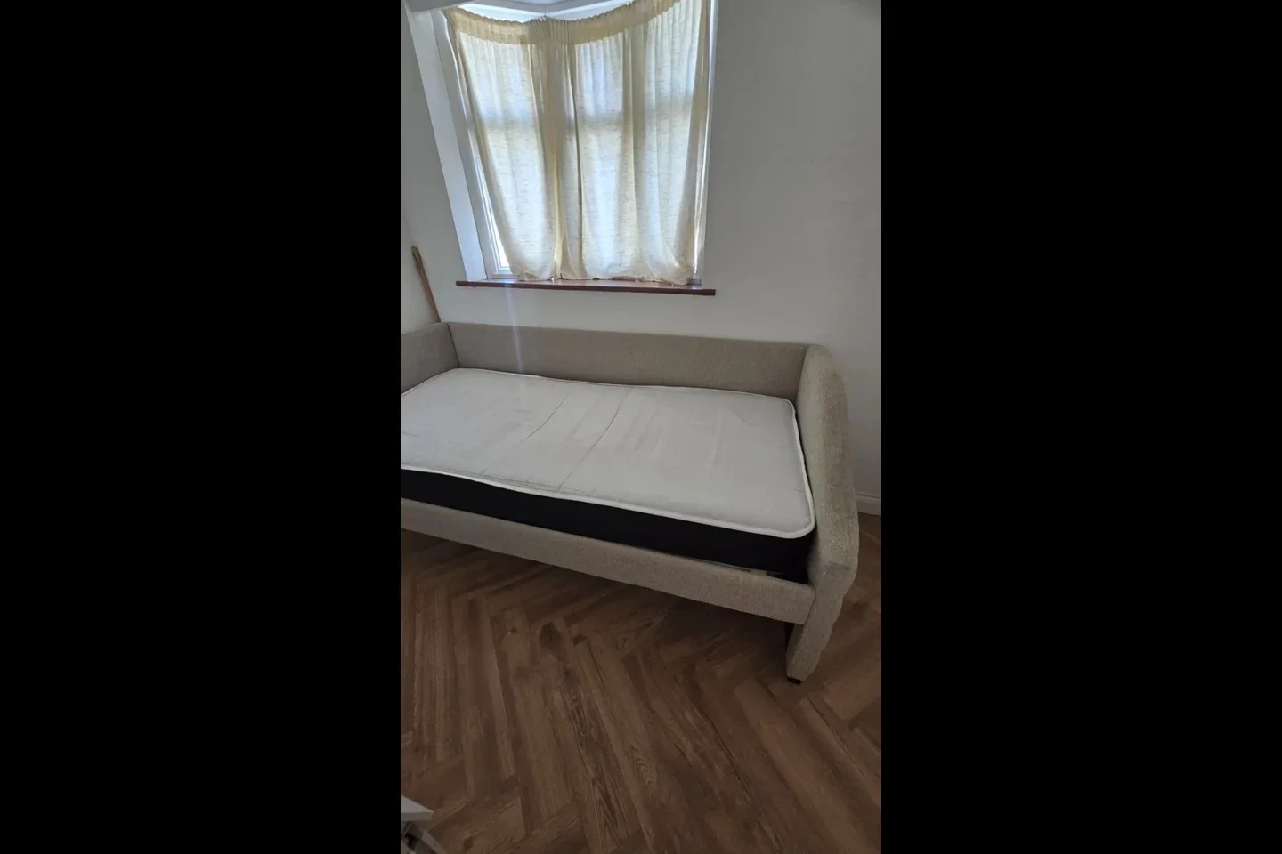 Room Pasteur Gardens in Greater London