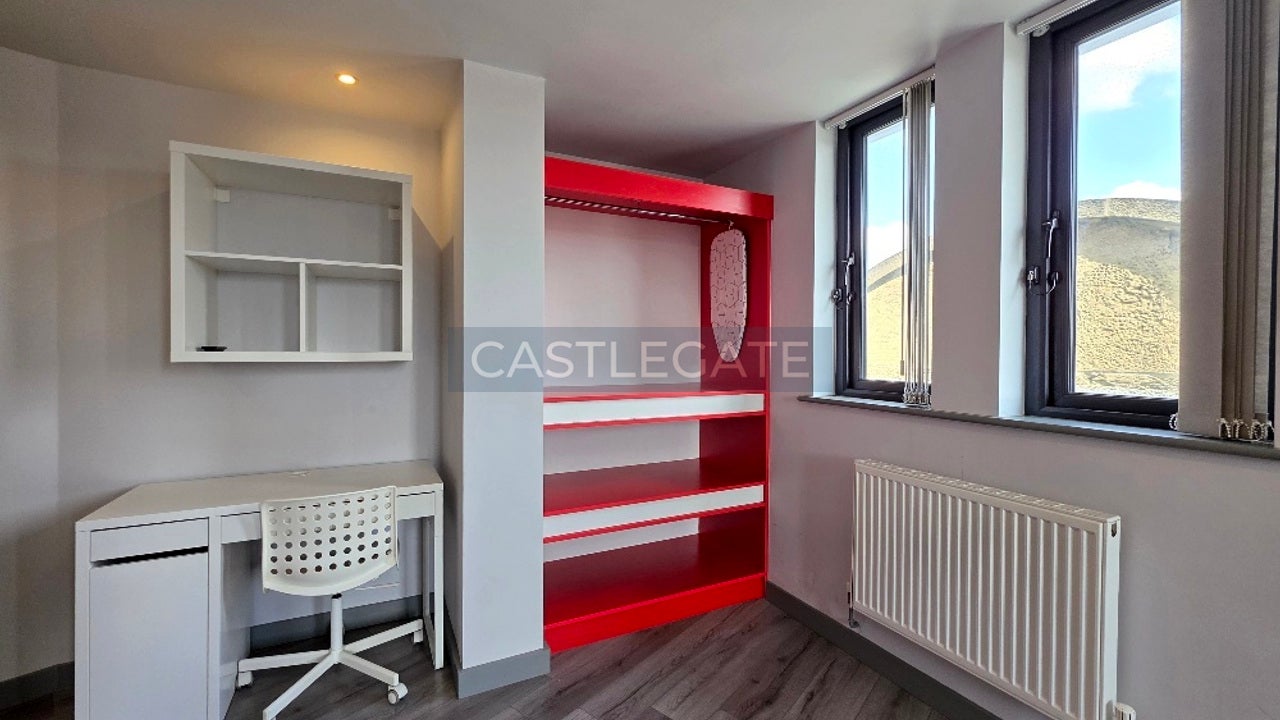 Room Half Moon Street in Huddersfield