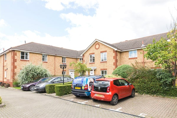 Flat Waterside Close in London