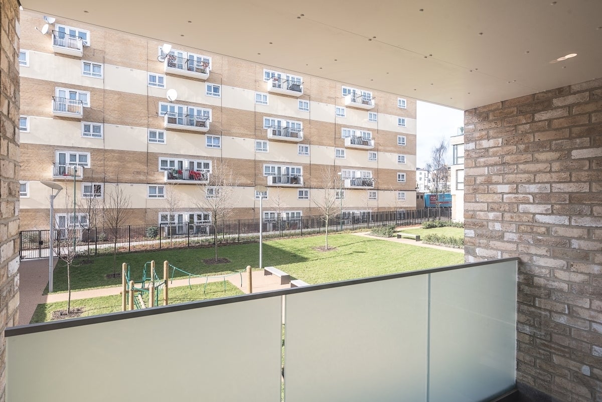Flat Cambridge Avenue in Greater London