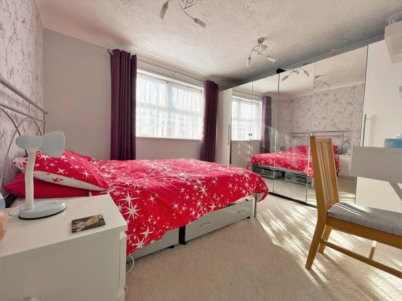 Flat Pullmans Place in Borough of Spelthorne
