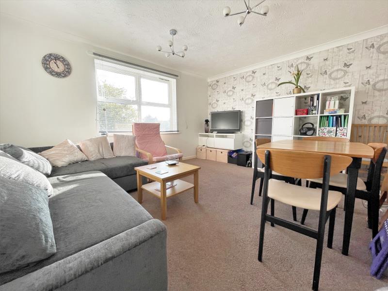 Flat Pullmans Place in Borough of Spelthorne