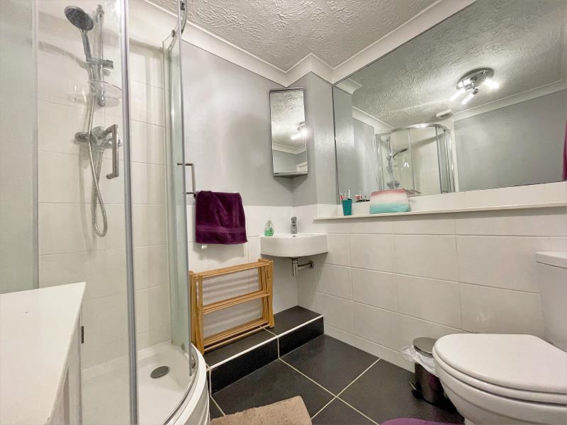 Flat Pullmans Place in Borough of Spelthorne