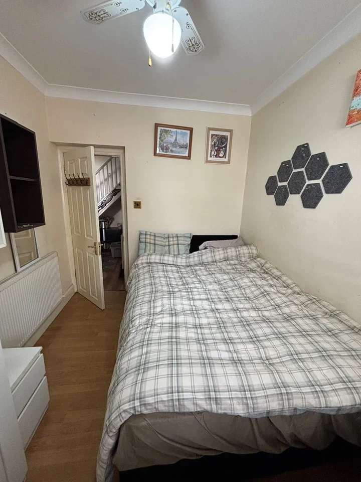 Room Mount Road in Greater London