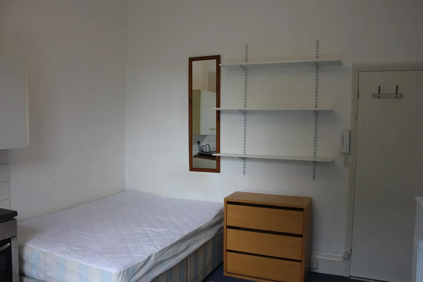 Room Clifton Road in Greater London