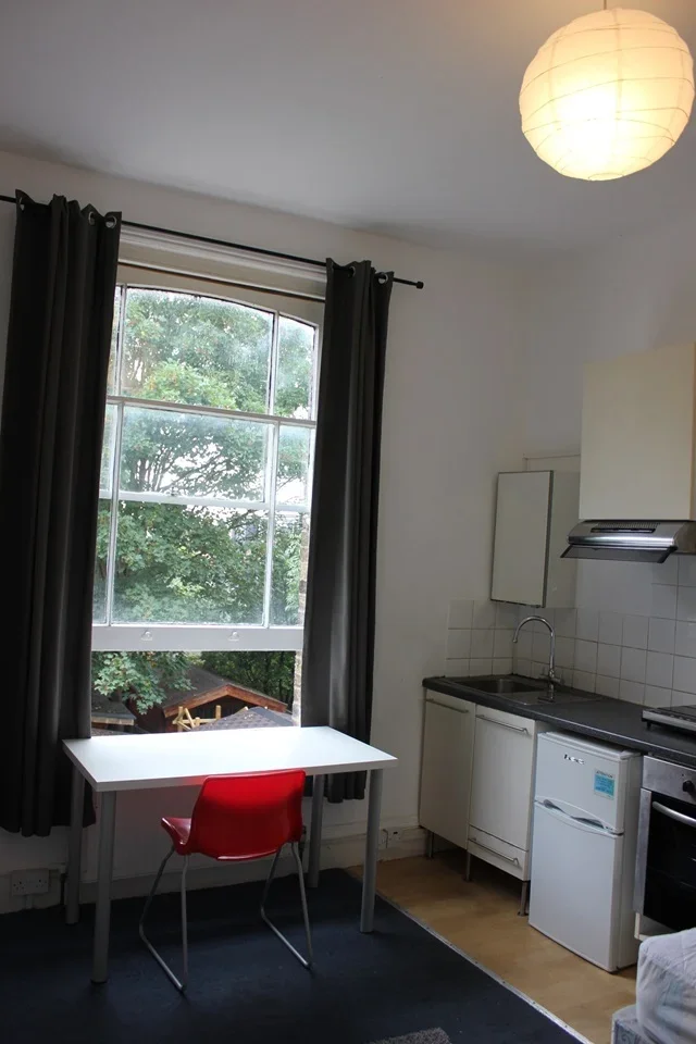 Room Clifton Road in Greater London