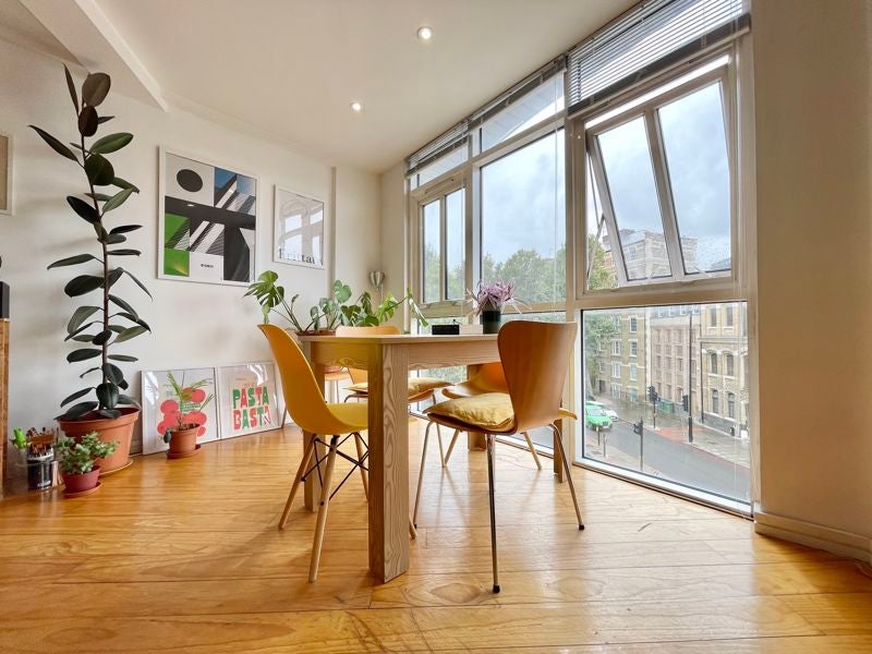 Flat Tooley Street in Greater London