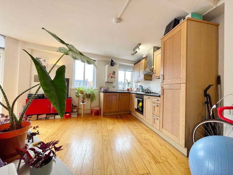 Flat Tooley Street in Greater London