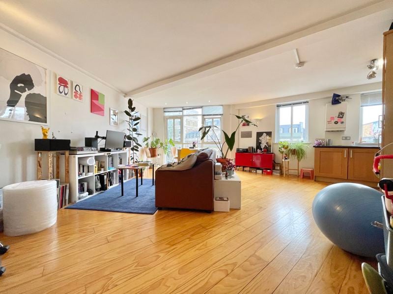 Flat Tooley Street in Greater London